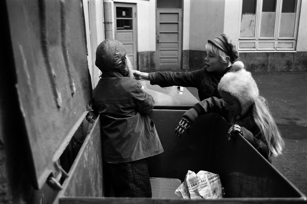 Lapsia tutkimassa paperiroskia roskalaatikossa Köydenpunojankatu 4b:n pihalla. Syksy 1970.