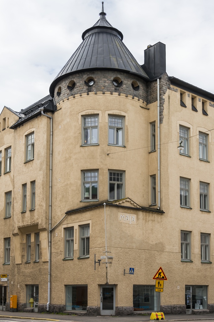 Kapteeninkatu 8-10. Pietarinkatu 20. Pietarinkuja 3. Rakennusmestari Paavo Björkin suunnittelema rakennus "Maja" vuodelta 1903.