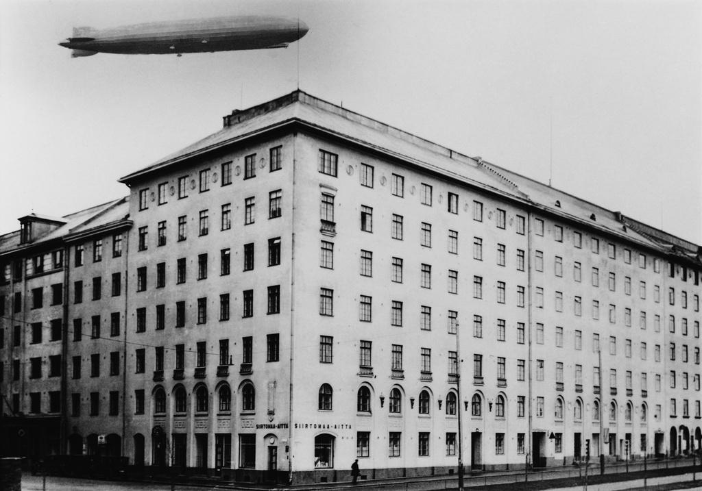 Ilmalaiva Graf Zeppelin Helsingissä Museokadun ja Mechelininkadun (Mechelininkatu 31)  kulman yllä.