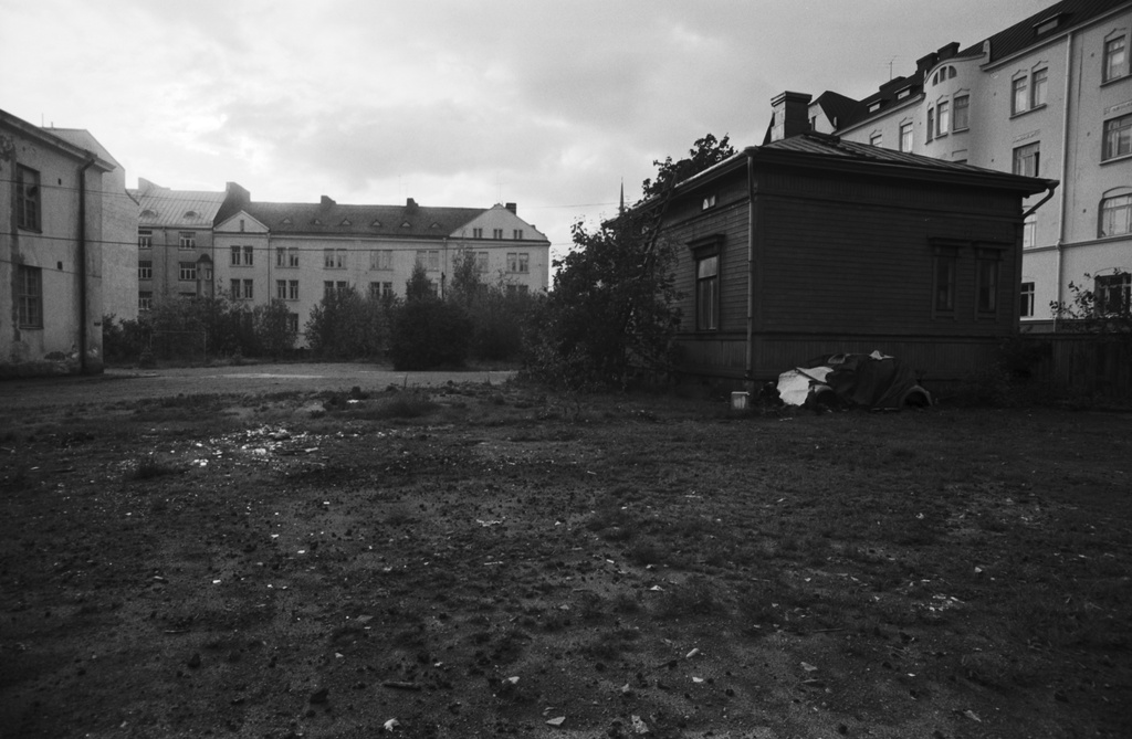 Neitsytpolku 5. Pietarinkatu 6. Neitsytpolku 5:n / Pietarinkatu 6:n rakentamaton tontti. Näkymä luoteeseen. Oikealla puutalo, taustalla Pietarinkatu 5.