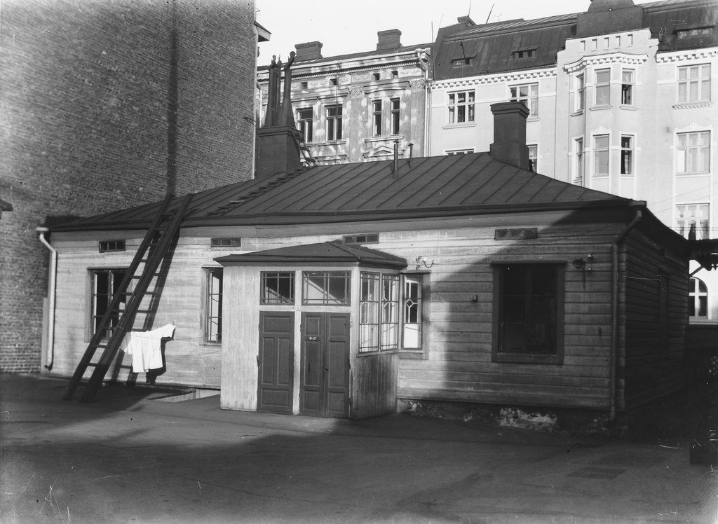 Lönnrotinkatu 29. Pihakuva. Taustalla Lönnrotinkatu 28, 30.