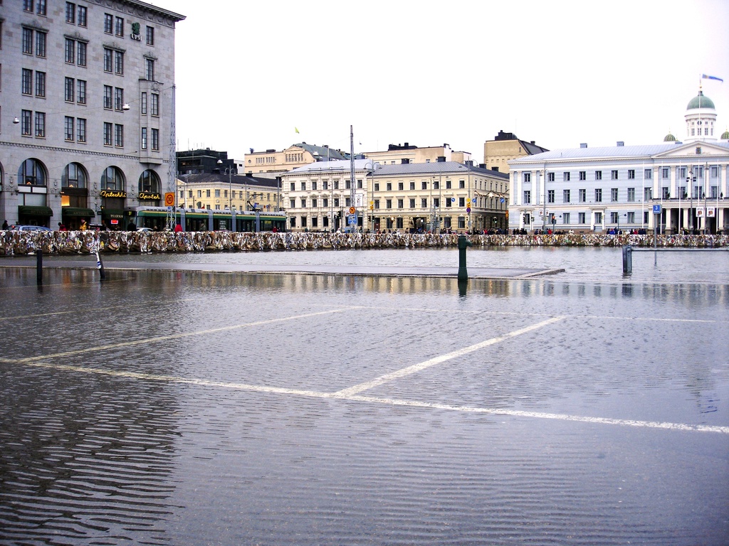 Kauppahallilta Kauppatorille ulottuvaa jätepaperipaaleista tehtyä tulvaestettä ja veden alle jäännyt Lyybekinlaituri Eteläsatamassa.