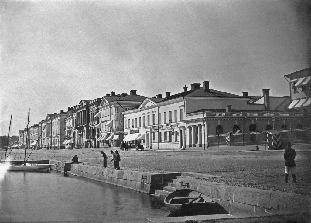 Kauppatori (Eteläsatama). Taustalla Pohjoisesplanadi 3, 5, 7, 9, 11-13 (oikealta lukien, jatkuu).