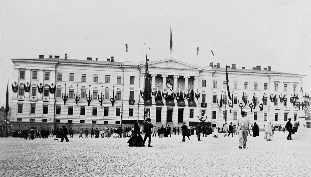 Suomen Keisarillisen Aleksanterin Yliopiston (= Helsingin yliopiston) päärakennuksen julkisivu koristeltuna keisari Nikolai II:n kruunajaisten kunniaksi. Unionioninkatu 34, Senaatintori.