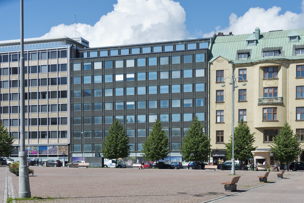 Pohjoinen Makasiinikatu 9. Arkkitehti Hely Ijäs, 1969. Vasemmalla Pohjoinen Makasiinikatu 11 ja oikealla Pohjoinen Makasiinikatu 7. City-inventointi.