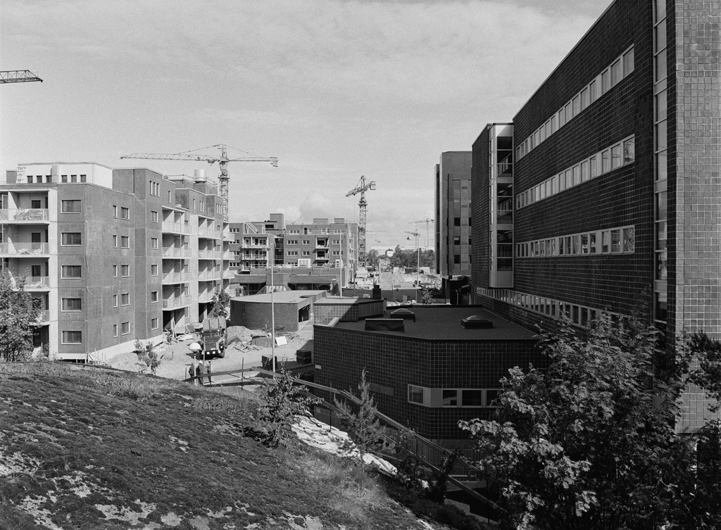 Pasila, Länsi-Pasila.  Vasemmalla Palkkatilankatu 1, Pasilanraitio 2, 4, 6.  Oikealla Pasilankatu 2.  Kuvattu Pasilanraition puolelta.