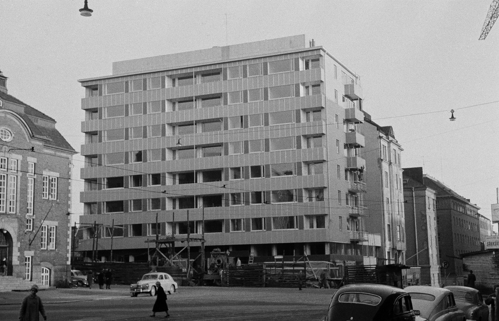 Porthaninkatu 13 (Viides linja 9) kuvattuna lännestä. Rakennusvuosi 1960. Vasemmalla Kallion kirjasto, oikealla taustalla Viides linja 7, 5.