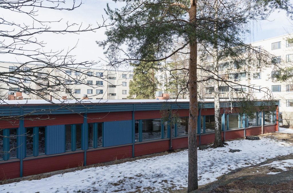 Saariseläntie 4. päiväkoti Mellunmäessä, yksikerroksinen parakkirakennus. Rakennus on purettu.