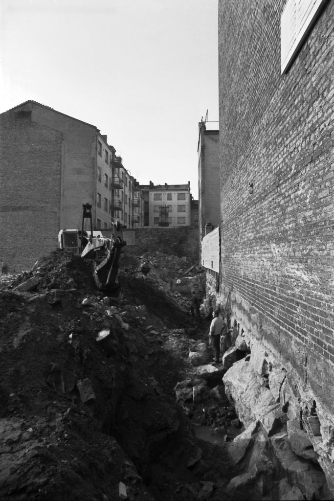 Abrahaminkatu 4. Kalevankatu 49. Rakennustyömaa, jonne Rakennustoimisto Lauri Viding Oy rakentaa kerrostalon. Näkymä Abrahaminkadun suunnalta lounaaseen.