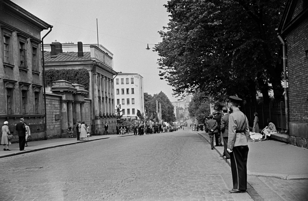 Rauhanmarssi Unioninkatu 38:n ja 40:n kohdalla.