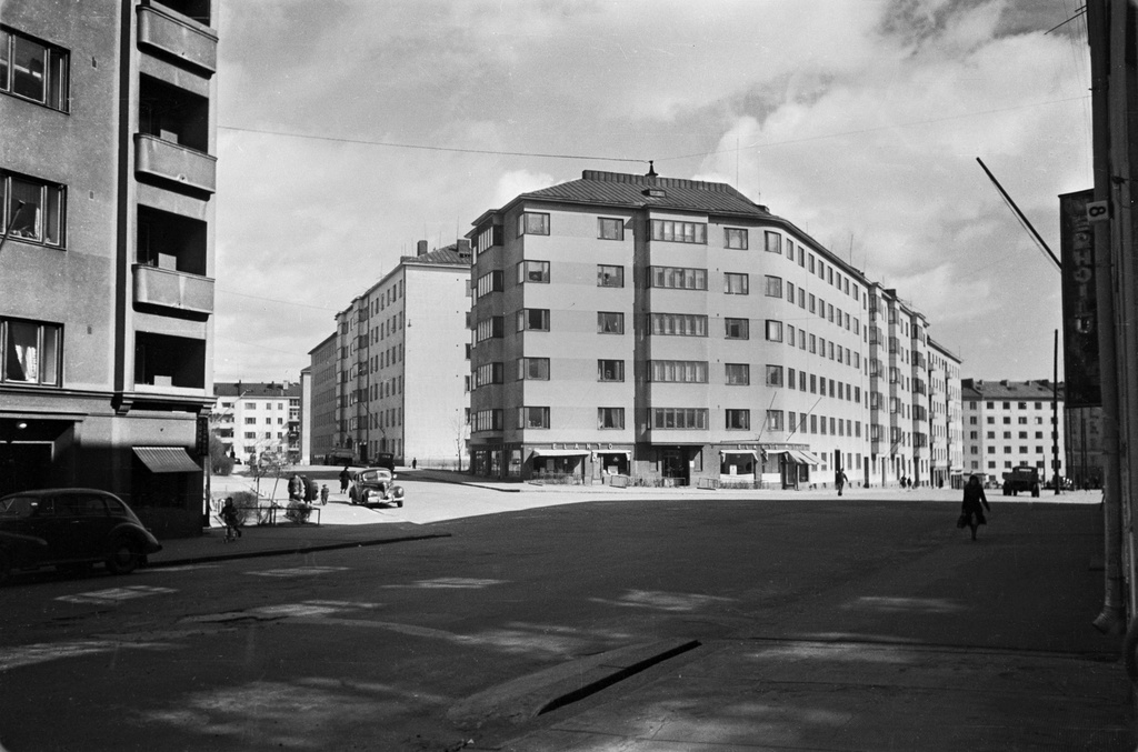 Päivärinnankadun, Messeniuksenkadun ja Minna Canthin kadun risteys. Vasemmalla edessä Messeniuksenkatu 7 parvekkeita, keskellä Messeniuksenkatu 5.
