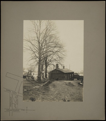 Pohjoisranta 8 - Rauhankatu 2, pihakuva, keskellä puiden välissä seisoo nainen. Kortteli Saukko. Rakennus purettu n. 1925.  duplicate photo
