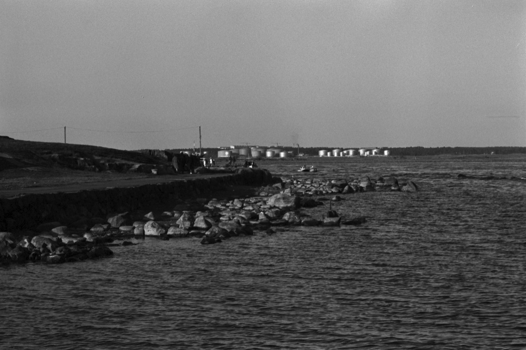 Uunisaarensalmi. Näkymä veneestä Uunisaarensalmesta. Vasemmalla Kaivopuistonrantaa, taustalla Laajasalon öljysäiliöitä.