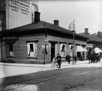 Näkymä Aleksanterinkadulta, vasemmalla rohdoskauppa. Aleksanterinkatu 9, 7 - Kluuvikatu 5.  duplicate photo