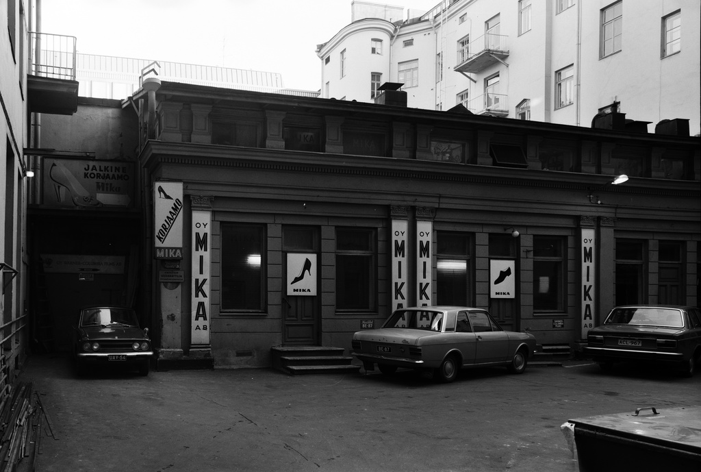 Mikonkatu1. sisäpiha, jalkinekorjaamo Mika.