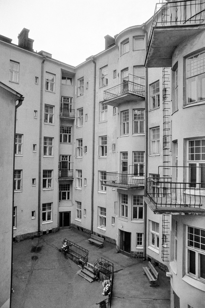 Asunto Oy Ihantola. Jugendtyylisen rakennuksen on suunnitellut O. E. Koskinen. Rakennus on valmistunut 1907. Sisäpiha.