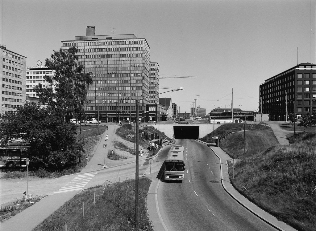 Näkymä Malminkadulta Salomonkadulle.  Vasemmalla Salomonkatu 17, oikealla Kampinkuja 2.