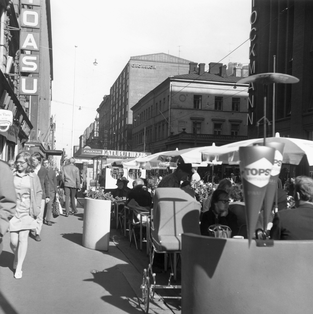 Nissen Oy:n katukahvila. Aleksanterinkatu 19, Stockmannin tavarataloa vastapäätä.