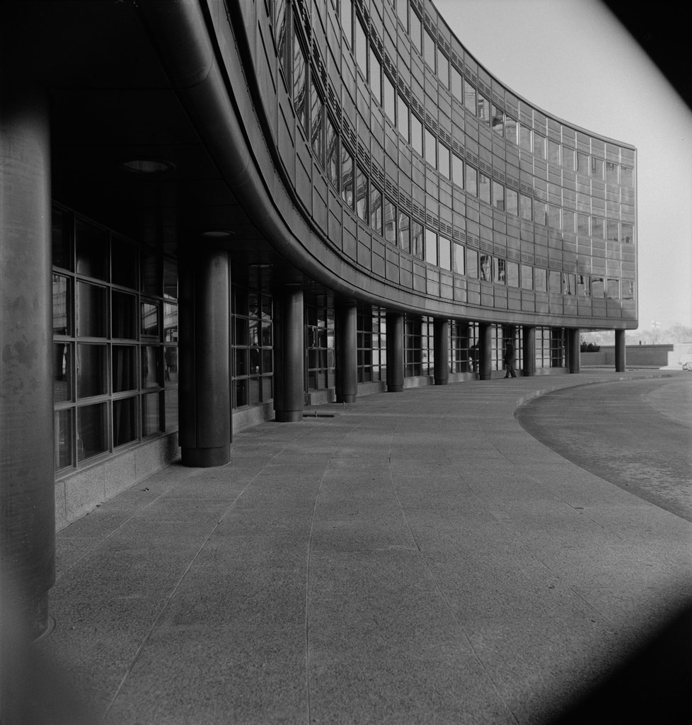 Eduskuntatalon laajennusosa, Aurorankatu 6. 1970. Arkkitehtitoimisto Pitkänen, Laiho & Raunion suunnittelema kolmiosainen laajennus valmistui vuonna 1978.[