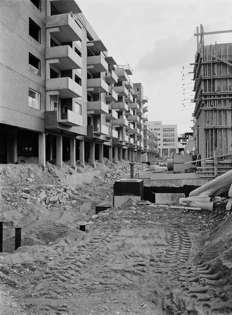 Rakennustyömaa Länsi-Pasilassa.  Vasemmalla Maistraatinkatu 5.  Oikealla Maistraatinkatu 3.  Kuvattu Winqvistinkadun puolelta.