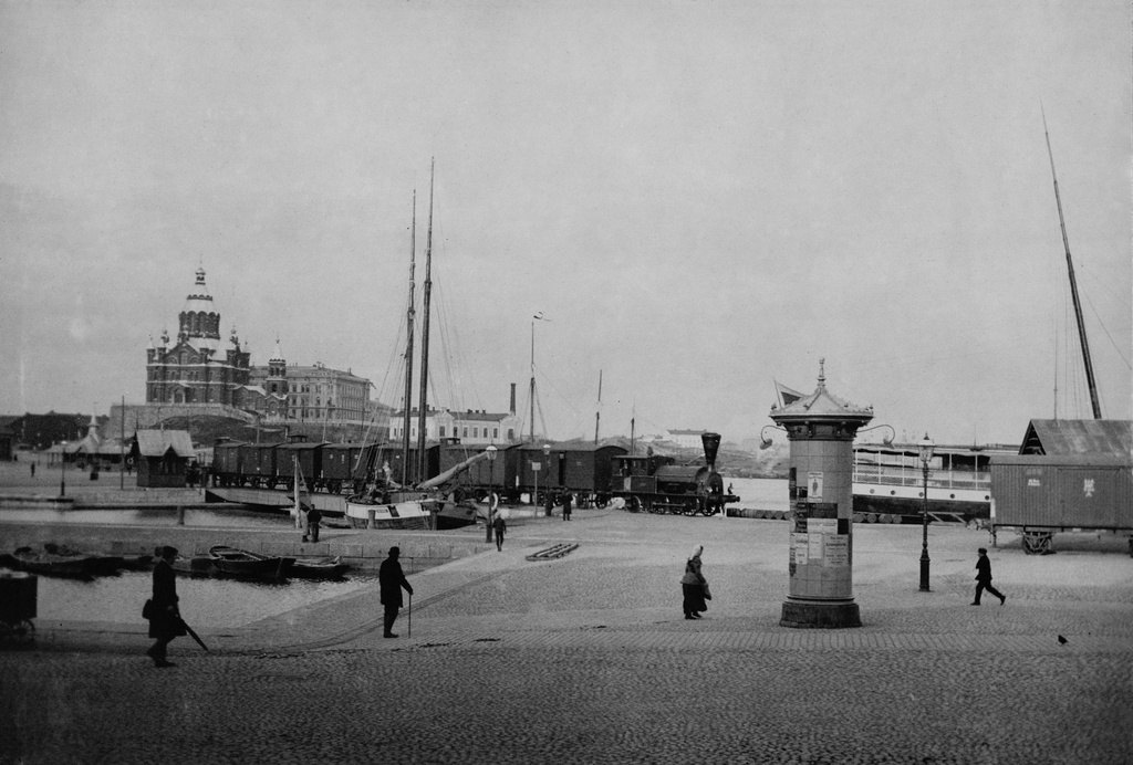 Satamarata yhdisti Eteläsataman pohjoisen laiturihaaran (Lyypekinlaiturin) ja Kauppatorin, taustalla Uspenskin katedraali Katajanokalla.