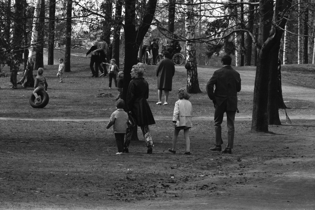 Sibeliuksen puisto. Helsingin juhlaviikot. Perheitä puistotapahtumassa Sibeliuksen puistossa.