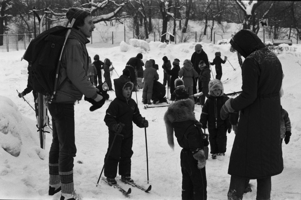 Kaisaniemenpuisto. Vironniemen päiväkodin lapset ja aikuiset lumisessa Kaisaniemenpuistossa valmistautumassa lähtöön hiihtoretkelle.
