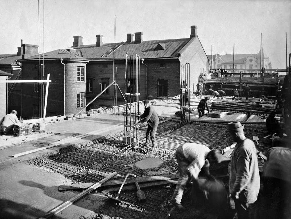 Helsingin kaupungin sähkölaitoksen hallintorakennuksen ja Kasarmitorin sähköaseman rakennustyömaa, Pieni Roobertinkatu 1 - Kasarmikatu 30 - 32. Betoniraudoitusta tehdään.Taustalla  Fabianinkatu 7 ja vasemmalla Kasarmikatu 34.