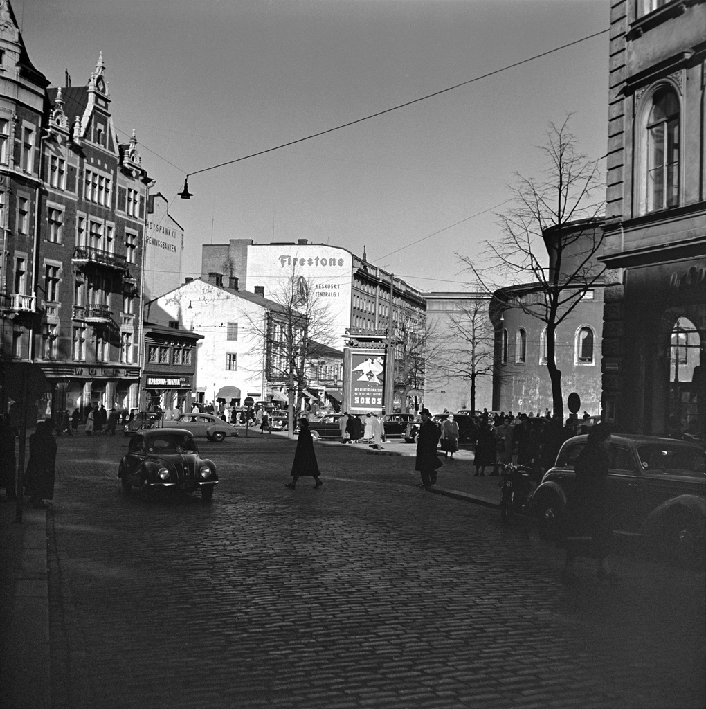 Näkymä Lönnrotinkadulta (edessä oik. Lönnrotinkatu 2:n kulma) Mannerheimintien yli Pohjoisesplanadille