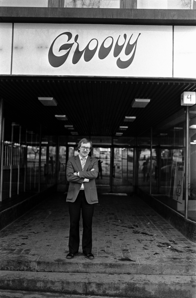 Jazzravintola Groovy. Groovyssa esiintyi tunnettuja ulkomaisia ja kotimaisia jazzmuusikoita. Groovyn liiketoiminnan vetäjä Juha Lehto ravintolan ulkopuolella.