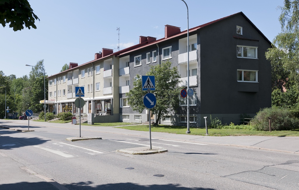 1950 -luvun lähiöarkkitehtuuria Maunulassa. Elokuvateatterin rakennus, Metsäpurontie 16. Kiinteistö on valmistunut 1955, suunnittelijana Larvesen & Gylden. Metsäpurontie on alueen pääliikekatu, jonka erityispiirteenä ovat rakennusten ensimmäisissä kerroksissa olevat liike- ja myymälätilat.
