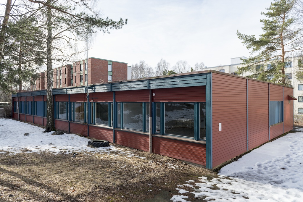 Saariseläntie 4. päiväkoti Mellunmäessä, yksikerroksinen parakkirakennus. Rakennus on purettu.