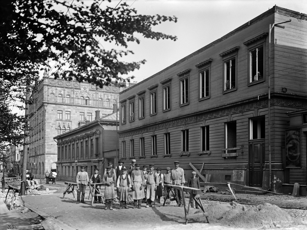 Eteläinen Esplanadikatu (=Eteläesplanadi) 16, 14, 12. Eteläesplanadi 16:a puretaan. Etualalla katukiveyksen laskijoita.