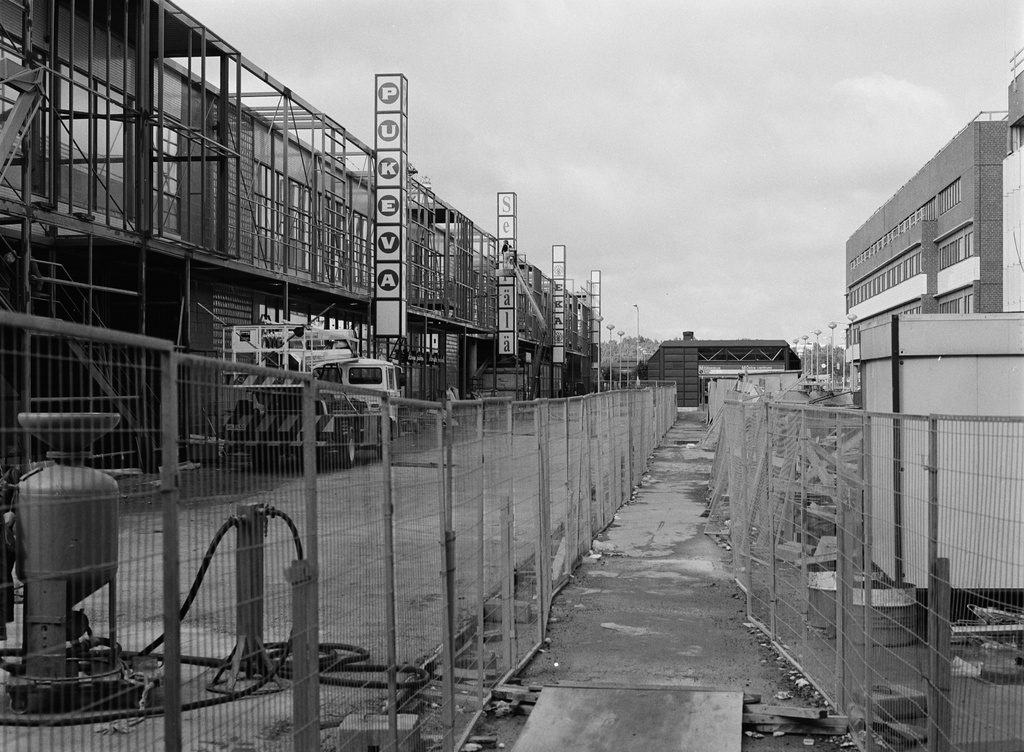 Itäkeskuksen rakentaminen.  Vasemmalla Itäkeskuksen kauppakeskus, Itäkatu 7.  Oikealla Turunlinnantie 14, 12.  Kuvattu Tallinnanaukiolta Itäkeskuksen metroasemalle päin.