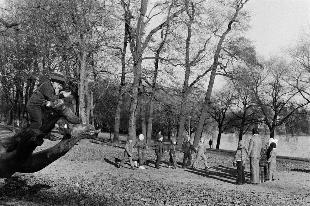 Lapsia Hesperian puistossa.