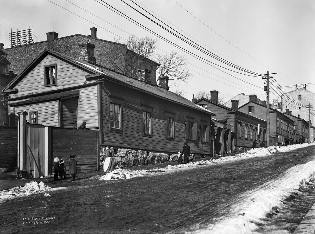 Kasarmikatu 4, 6, 8.