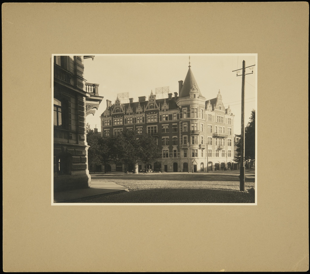 Itäinen Heikinkatu 1 (Mannerheimintie 1) - Pohjois-Esplanaadikatu 43 (=Pohjoisesplanadi 41) nähtynä Antinkadulta (=Lönnrotinkatu). Nk. Argoksen talo, myöhemmin Wulffin kulma. Talon suunnitteli arkkitehtitoimisto Grahn, Hedman & Wasastjerna. Julkisivun piirsi arkkitehti John Settergren. Valmistumisvuosi 1897. Talon sisäosat purettiin 1987, julkisivu säilytettiin.