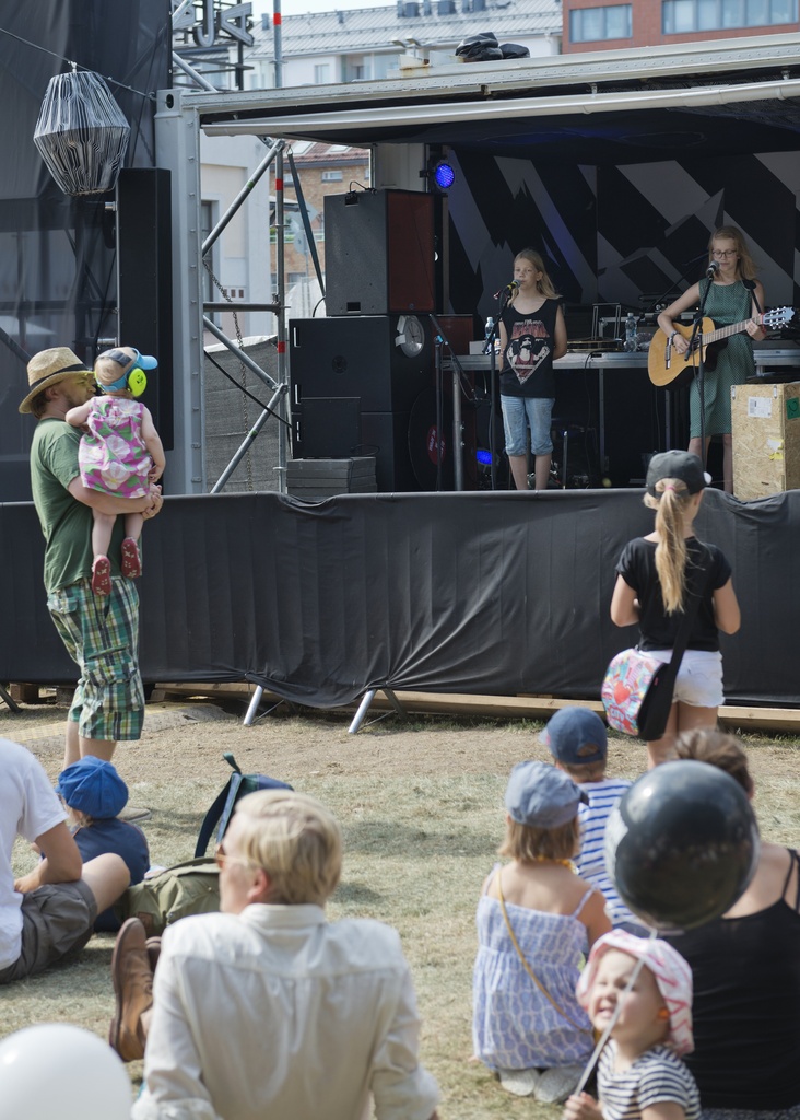 Lastenmusiikkifani. Flow Festivaalin Perhesunnuntain esiintyjä Hurjat Silmät on 10-vuotiaan Tuuren ja hänen 12-vuotiaan siskonsa Alman muodostama yhtye, joka esittää itse tekemäänsä anarkista folk-musiikkia.