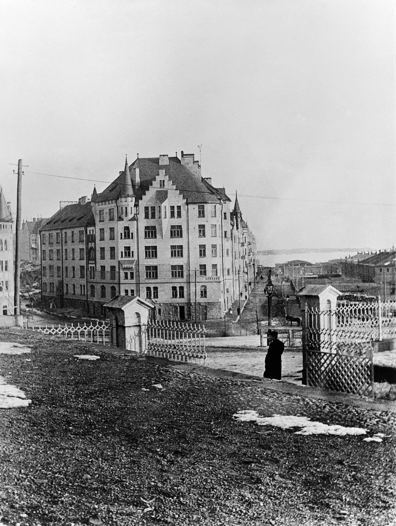 Luotsikatu 2- Satamakatu 5- Kruunuvuorenkatu 1. Talon suunnitteli arkkitehti Selim A. Lindqvist ja se valmistui 1903.