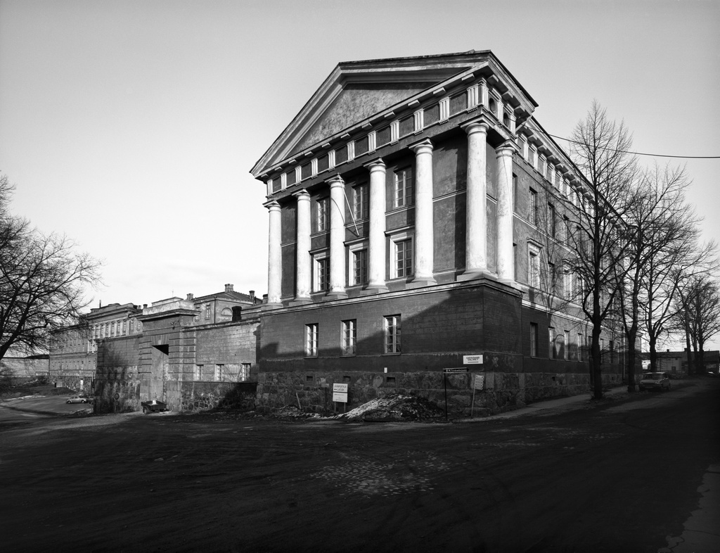 Merikasarmi Katajanokalla, rakennuksen läntisen sivun pääty lähinnä.