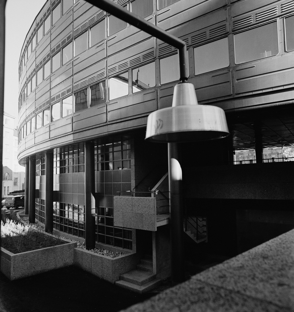 Eduskuntatalon laajennusosa, Aurorankatu 6. 1970. Arkkitehtitoimisto Pitkänen, Laiho & Raunion suunnittelema kolmiosainen laajennus valmistui vuonna 1978.[
