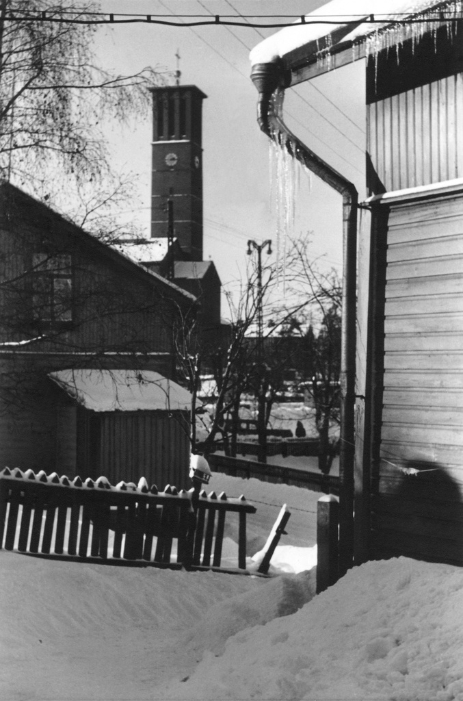 Hermanni II, taustalla Paavalin kirkko. Vasemmalla Violankatu 1 (vas.) ja oikealla Violankatu 3 (oik.).