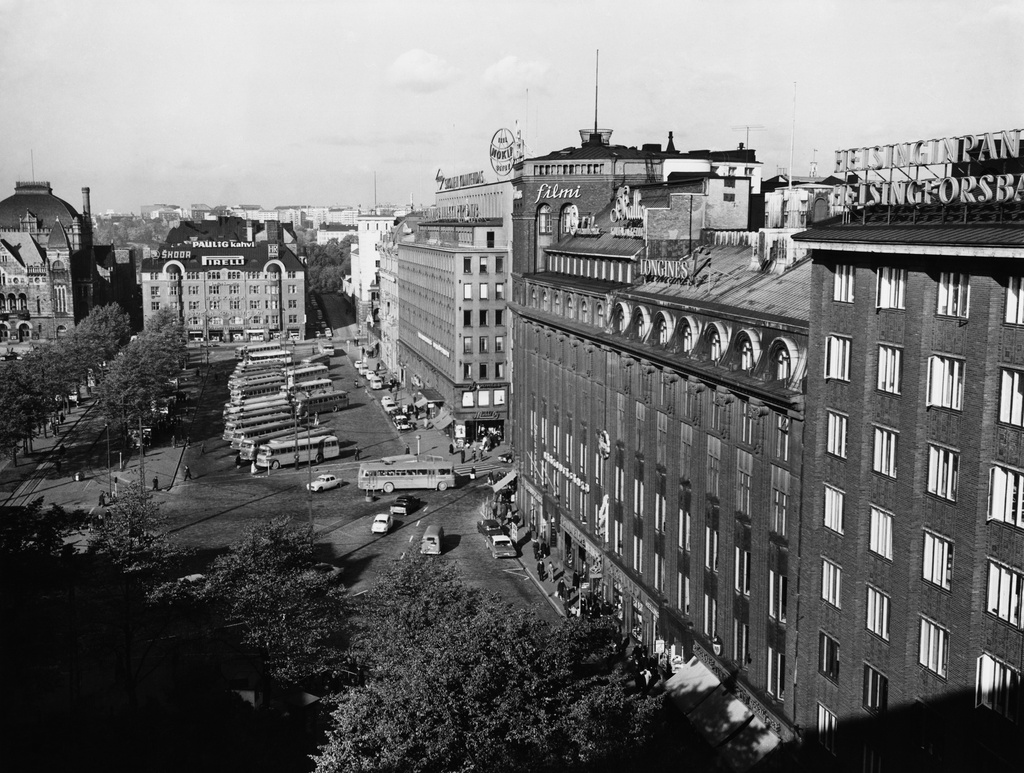 Mikonkatu 11, 13, 15, taustalla Vilhonkatu 9. Linja-autoja Rautatientorilla