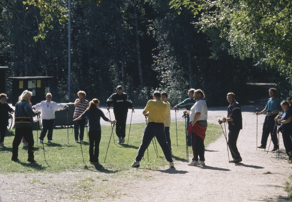 Ohjattu alkuverryttely sauvakävelijöille. Pirkkolan urheilupuisto.