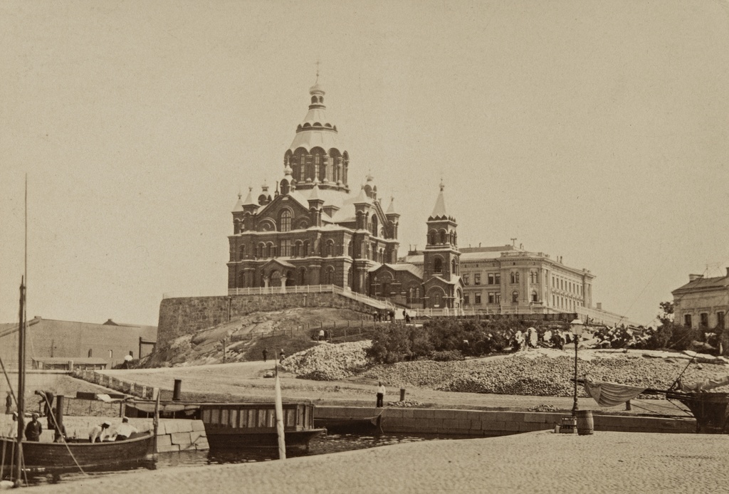 Uspenskin katedraali Katajanokalla, Kanavakatu 1. Katedraalin takaa häämöttää Pormestarinrinne 1- Rahapajankatu 1. Kuvan oikeassa reunassa rahapaja.