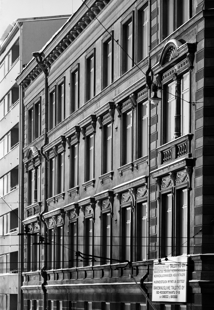 Purettava talo, Sepänkatu 1. Rakennusliike Talotyö Oy:n kyltti aidassa. Suunnittelijat Signe Hornborg ja Elia Heikel, valm. 1898. Purettu 1971.