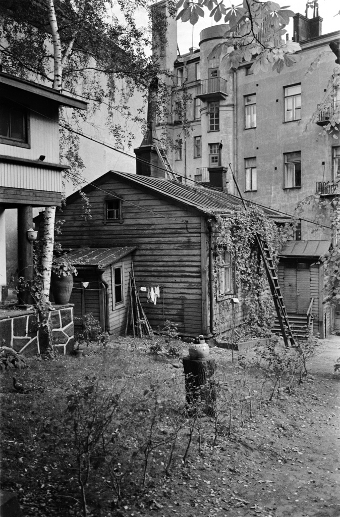 Pohjoisranta 12. Kaksi rakennusta sisäpihalla.