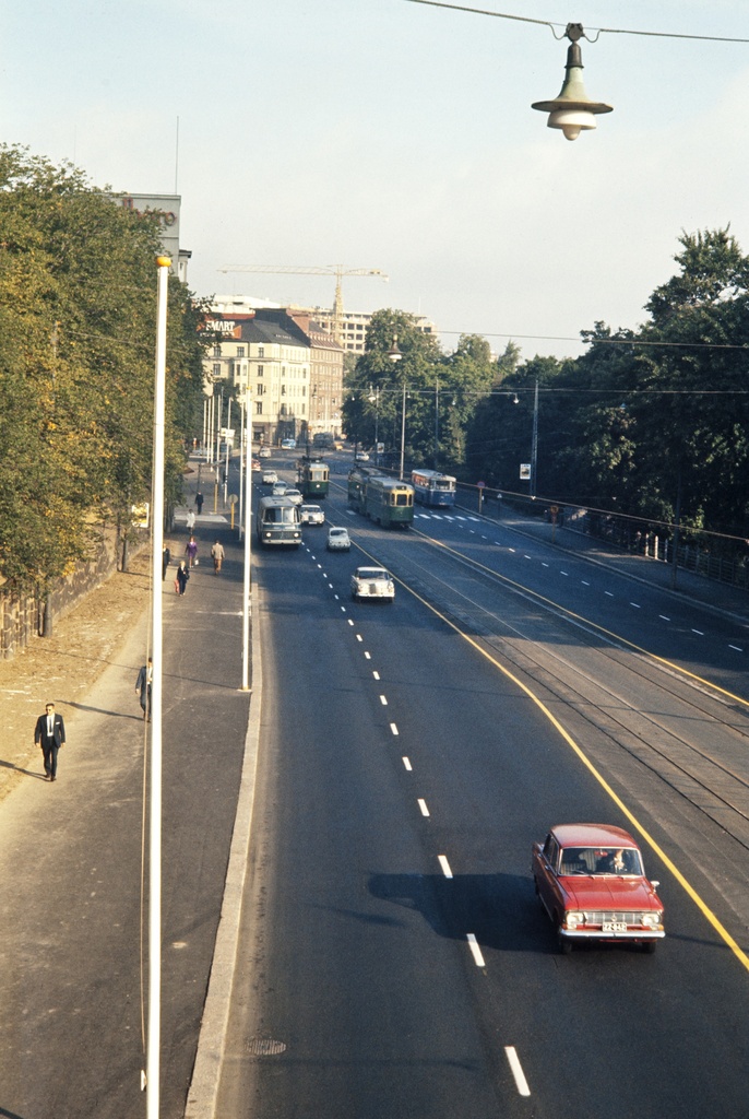 Liikennettä Mannerheimintiellä Kansallismuseon kohdalla.