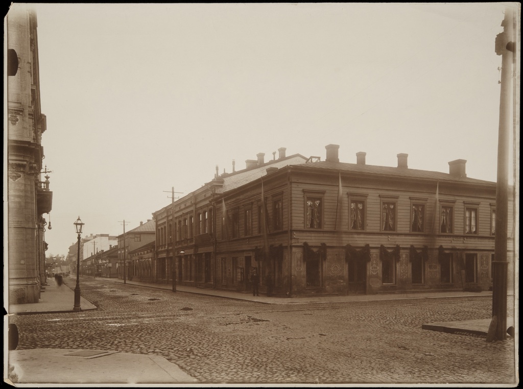 Näkymä Aleksanterinkadun ja Mikonkadun risteyksestä pohjoiseen pitkin Mikonkatua, oikealla Mikonkatu 5 (Aleksanterinkatu 13), 7, 9 ja 11.