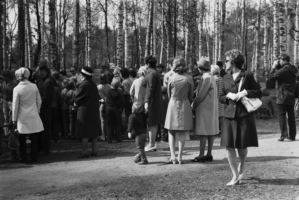 Sibeliuksen puisto. Helsingin juhlaviikot. Puistotapahtumaan osallistuvia ihmisiä Sibeliuksen puistossa.